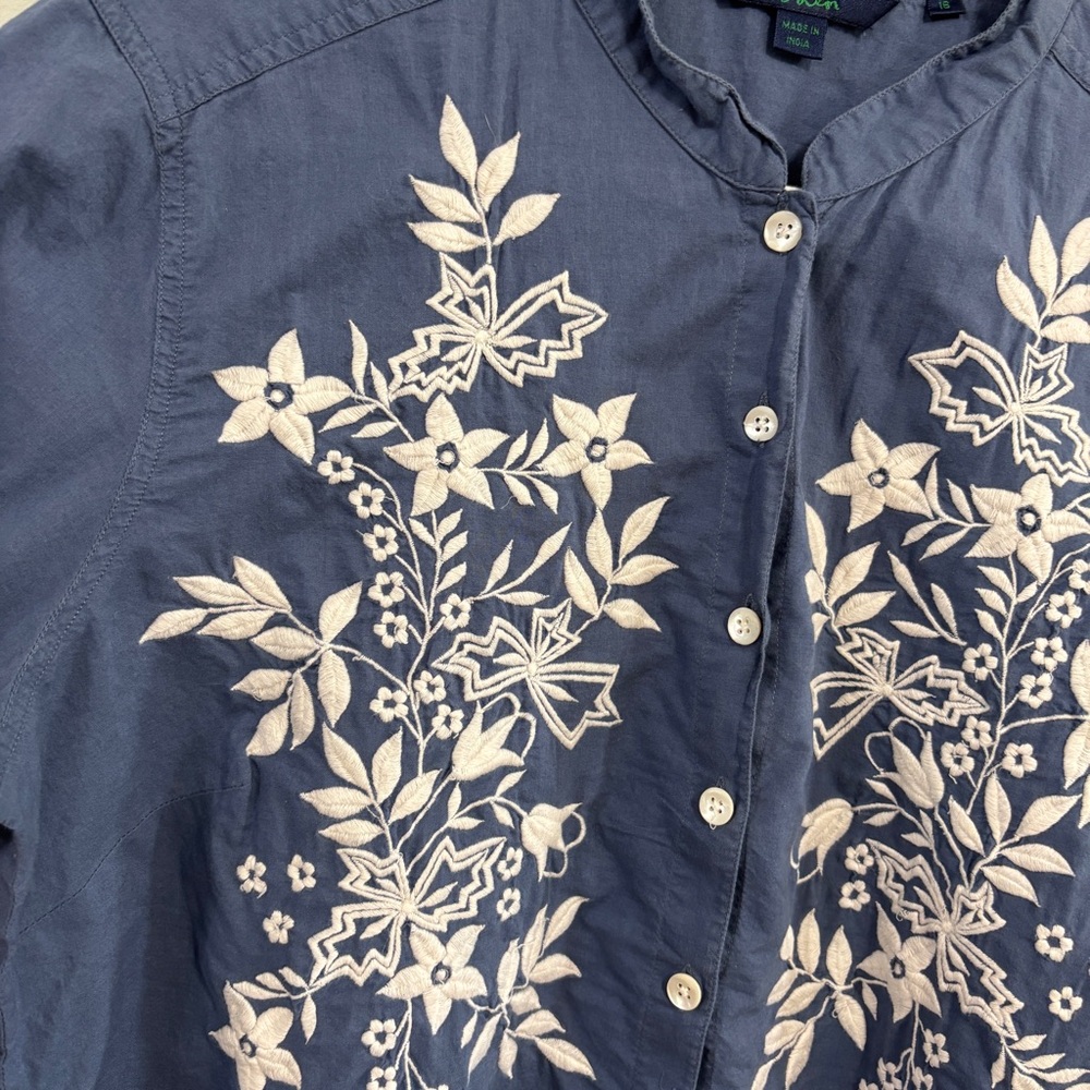 Boden Blue Floral Embroidered button down Top size medium - Picture 4 of 7